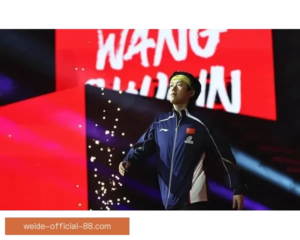 王楚钦赛场拼搏举动感动球迷采访中忽然双手撑地全力以赴