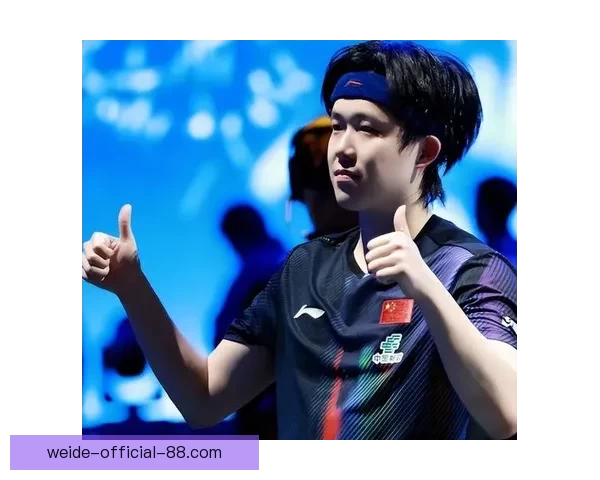 王楚钦接受采访时突然双手撑地拼尽全力感动无数球迷